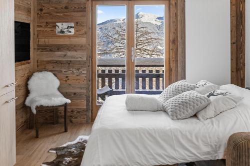 Postel nebo postele na pokoji v ubytování Studio rénové avec vue sur les montagnes