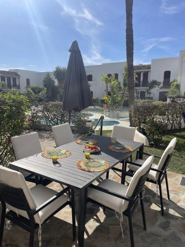 Estepona - Playa - Villa con amplia terraza abierta a la piscina EL12