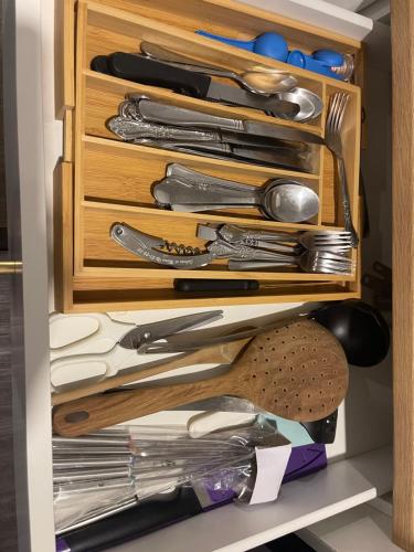 un cajón lleno de muchos utensilios de cocina en Suite au centre de l’Estrie, en Ange-Gardien