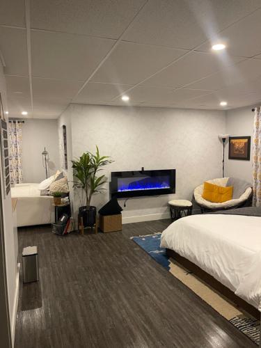 Un dormitorio con una cama y un televisor de pantalla plana. en Suite au centre de l’Estrie, en Ange-Gardien