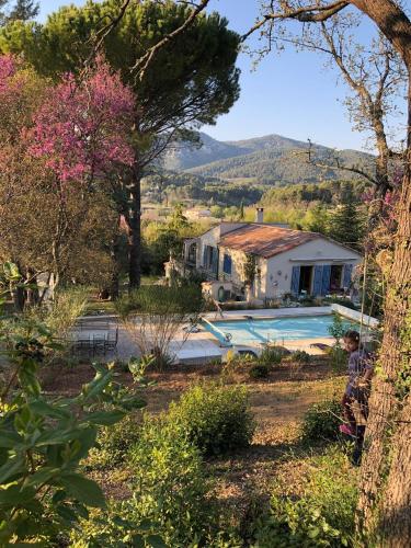 une maison avec une piscine dans un jardin dans l'établissement La Villa du Castel, à Auriol