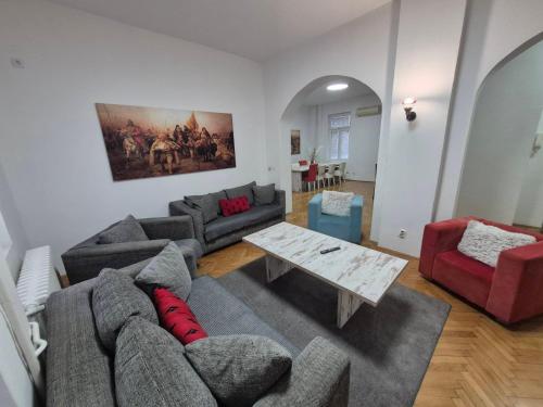 BUDGET - Authentic Belgrade Centre Apartment #4, 3 Bedrooms, 1 full Bathroom, 1 Toilet