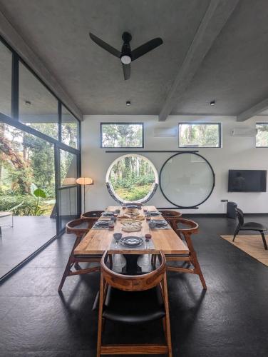 Area soggiorno di Earthsong & Birdsong Luxury Pool Villa by Luxunlock Private Villas