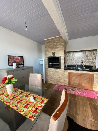Kuchyň nebo kuchyňský kout v ubytování Casa de praia com piscina