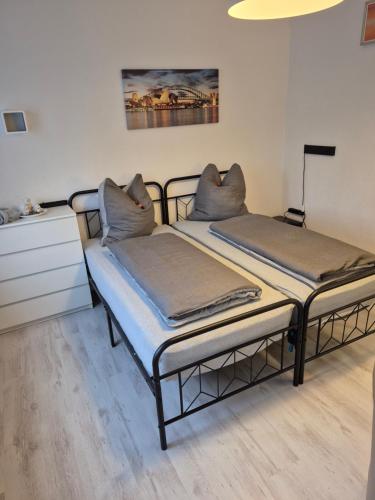 Dos camas una al lado de la otra en una habitación. en Sommerhaus, en Bremervörde