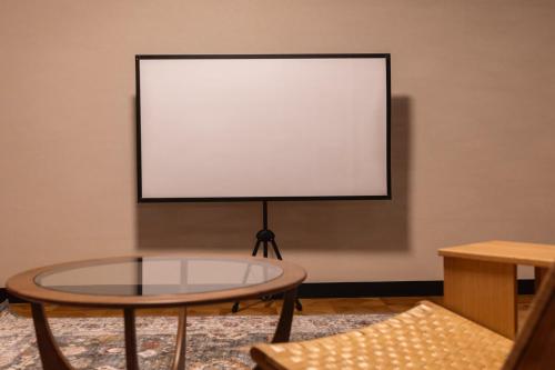 Una televisión o centro de entretenimiento en 町宿Oranchi kisetsu