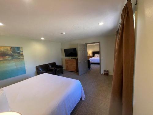 Ένα ή περισσότερα κρεβάτια σε δωμάτιο στο Driftwood Lodge