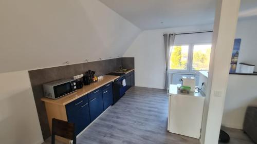 une cuisine avec des armoires bleues et un réfrigérateur blanc dans l'établissement Ferienwohnung Richter, à Pirna