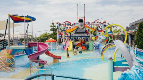 a water park with a bunch of water slides at Європа готель in Solomonovo