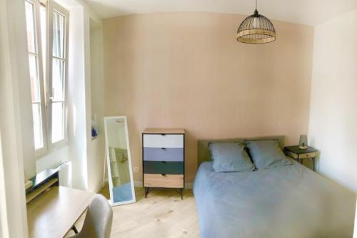 une chambre avec un lit, une table et une fenêtre dans l'établissement Le Fremyot : Apt 4 prs, 2 ch, proche Darcy et Gare, à Dijon