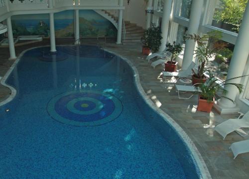 a swimming pool in the middle of a building at Hotel Altes Gymnasium in Husum
