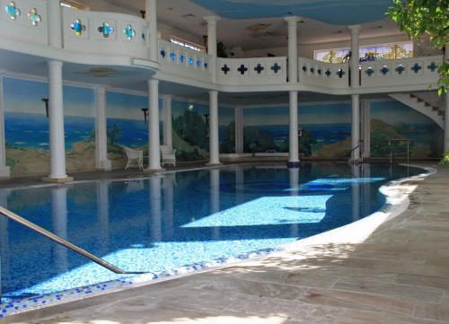 a large swimming pool with a painting on the wall at Hotel Altes Gymnasium in Husum