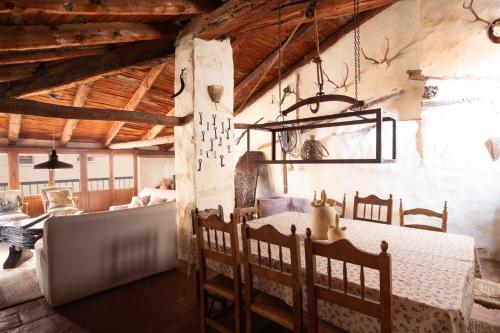 a kitchen and dining room with a table and chairs at La Casa Amarilla in Rubielos de Mora