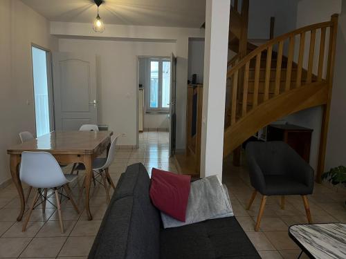 - un salon avec un canapé et une table à manger dans l'établissement La Côte Pavée I T4, à Toulouse