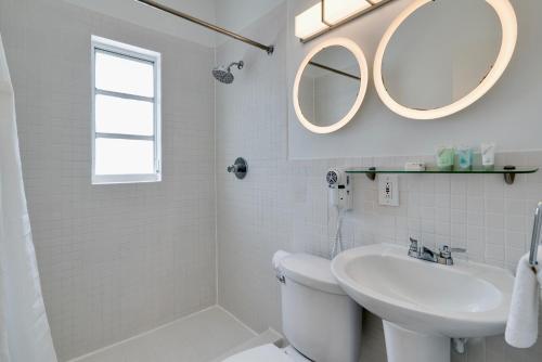 Ванная комната в Best location by the Beach ! Free WiFi - TV - All amenities