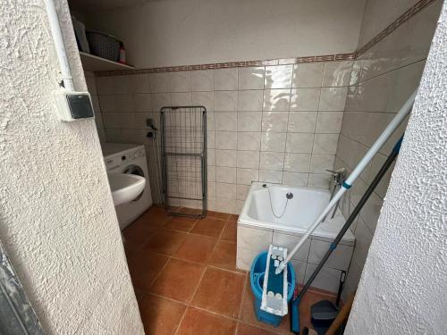 La petite salle de bains est pourvue de toilettes et d'une baignoire. dans l'établissement La Côte Pavée I T4, à Toulouse