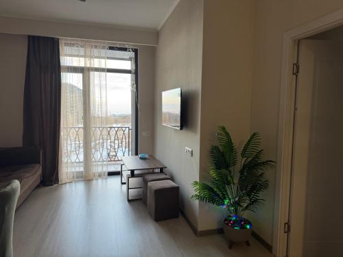 TV a/nebo společenská místnost v ubytování Cozy apartment in Alvina complex