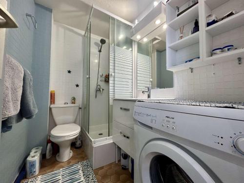 La salle de bains est pourvue de toilettes et d'un lave-linge. dans l'établissement Appartement deux pièces mezzanine 4 couchages - St Cyprien plage SC310-C1E6, à Saint Cyprien Plage