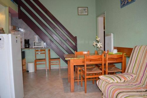 une salle à manger avec une table et un canapé ainsi qu'une cuisine dans l'établissement Maison 2 pièces mezzanine 6 couchages ST CYPRIEN PLAGE SC410-62C, à Saint Cyprien Plage