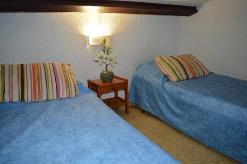 deux lits côte à côte dans une pièce dans l'établissement Maison 2 pièces mezzanine 6 couchages ST CYPRIEN PLAGE SC410-62C, à Saint Cyprien Plage