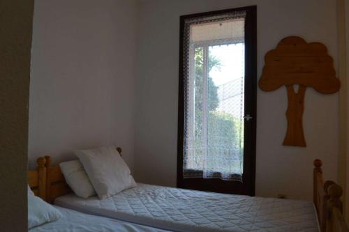 une chambre avec un lit et une fenêtre dans l'établissement Appartement 2 pièces 4 couchages ST CYPRIEN PLAGE SC090-203, à Saint Cyprien Plage