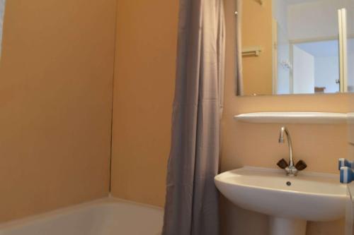 une salle de bain avec un lavabo, un miroir et une baignoire dans l'établissement Appartement 2 pièces 4 couchages ST CYPRIEN PLAGE SC090-203, à Saint Cyprien Plage
