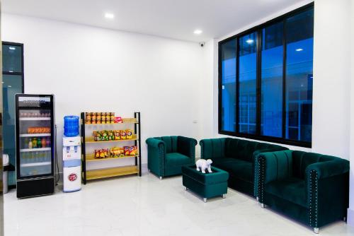 Uma área de estar em Bear & Bird Hotel โรงแรม แบร์ แอนด์ เบิร์ด