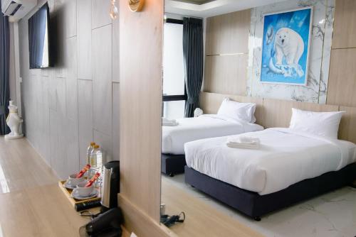 Uma cama ou camas num quarto em Bear & Bird Hotel โรงแรม แบร์ แอนด์ เบิร์ด