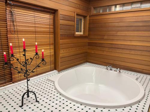 a bath tub in a room with red candles at Villa Vielma in Levi