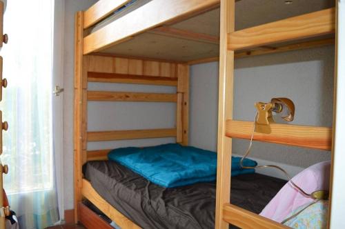 - une chambre avec 2 lits superposés et des draps bleus dans l'établissement Appartement Studio cabine 4 couchages SAINT CYPRIEN SC070-065, à Saint Cyprien Plage