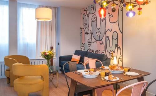 un salon avec une table avec de la nourriture dessus dans l'établissement West Paris Suite, à Paris