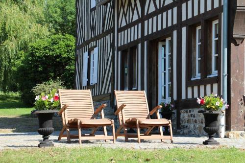 trois chaises à bascule assises devant un bâtiment dans l'établissement Le Mont Roty - 15min Deauville - 15P, à Saint-Étienne-la-Thillaye