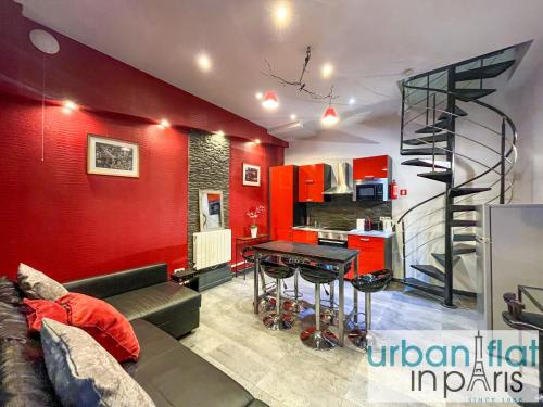 un salon avec un canapé et une table dans l'établissement Urban Flat 21 - Chaplin Atelier in central Paris, à Paris