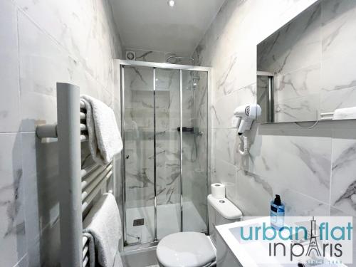 une salle de bain avec douche et toilettes dans l'établissement Urban Flat 21 - Chaplin Atelier in central Paris, à Paris