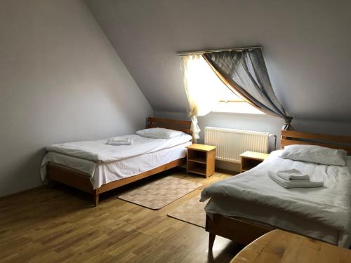 a bedroom with two beds and a window at Хостел-готель Кремзлик in Yasinya