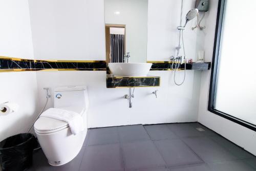 Uma casa de banho em Bear & Bird Hotel โรงแรม แบร์ แอนด์ เบิร์ด