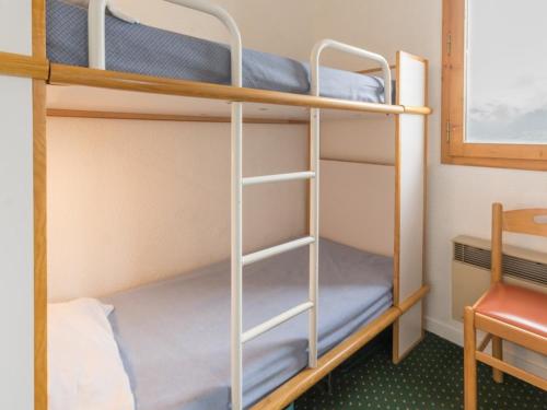 Cette chambre dispose de lits superposés, de 2 lits superposés et d'un bureau. dans l'établissement Appartement spacieux près des pistes avec balcon - FR-1-181-2495, à La Plagne Tarentaise