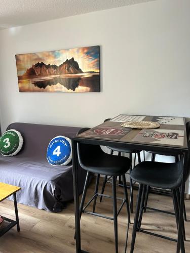 une table et des chaises dans une chambre avec un lit dans l'établissement Les Marmottes, à Montgenèvre