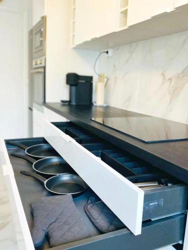 - une cuisine avec un comptoir et une cuisinière four supérieur dans l'établissement Gare du Nord - Large renovated apartment, à Paris