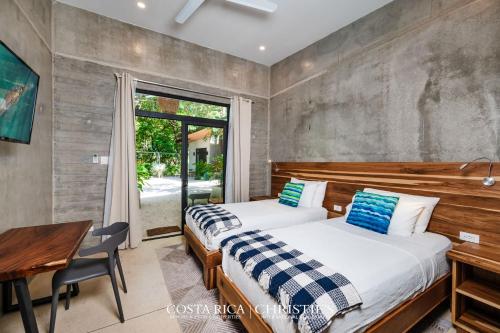 Katil atau katil-katil dalam bilik di Steps to the Main Surf Break - 6 Bedroom Villa