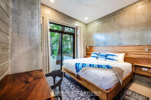 Katil atau katil-katil dalam bilik di Steps to the Main Surf Break - 6 Bedroom Villa