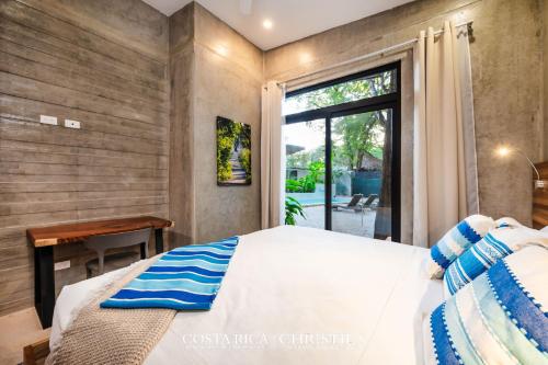 Katil atau katil-katil dalam bilik di Steps to the Main Surf Break - 6 Bedroom Villa
