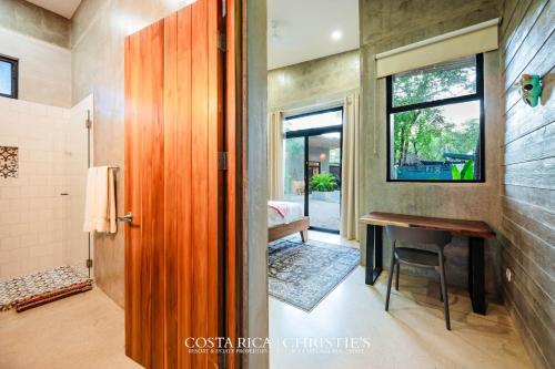 Televisyen dan/atau pusat hiburan di Steps to the Main Surf Break - 6 Bedroom Villa