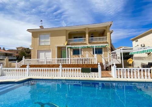 Beautiful penthouse in 1st line of sea with pool