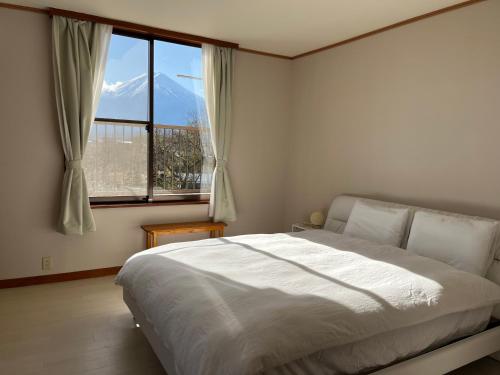 Postel nebo postele na pokoji v ubytování FujiAlpes 富士山を望む貸切宿 駅近 プロジェクター完備 最大13名