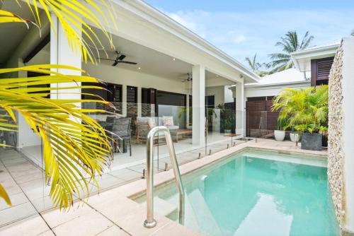 una casa con piscina e una casa di Sunhaven Palm Cove 3 Bedroom House with Pool, AC & Free Parking a Palm Cove