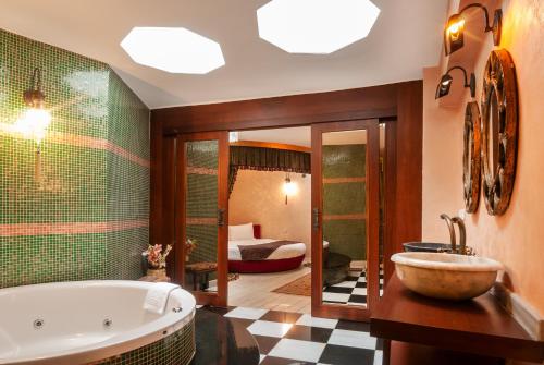 une salle de bain avec baignoire et une chambre dans l'établissement Sokullu Pasa Hotel - Special Class, à Istanbul