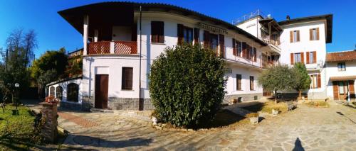 a large white building with a tree in front of it at Villa Sant'Anna, Appartamento con palestra in Trofarello