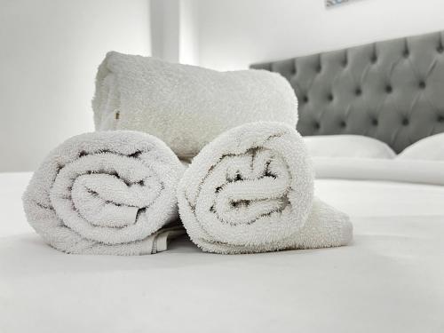 Postel nebo postele na pokoji v ubytování Tirana Square Hotel
