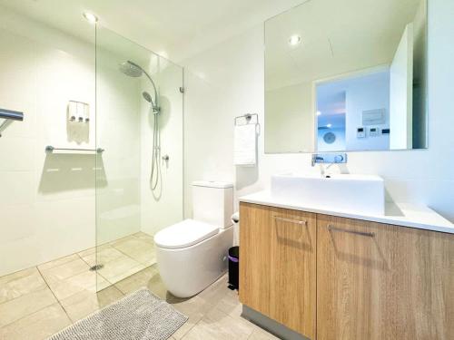 ein Badezimmer mit Toilette, Waschbecken und Dusche in der Unterkunft High-Rise Heaven - West Franklin in Adelaide